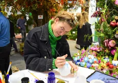 Willemijn Haasnoot van De Kaartjes van Will was bezig in de stand van de Floral Trade Group om de Amaryllisbollen te decoreren.